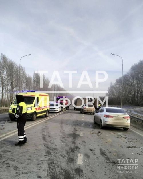 В Татарстане автомобиль столкнулся с трактором: один человек оказался без сознания