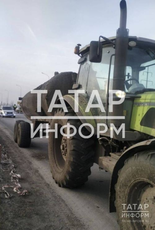 В Татарстане автомобиль столкнулся с трактором: один человек оказался без сознания