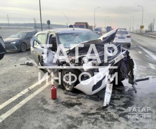 В Татарстане автомобиль столкнулся с трактором: один человек оказался без сознания