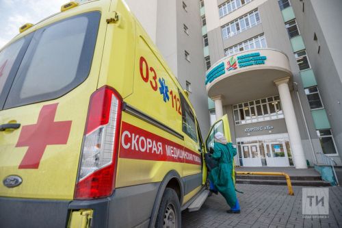 В Татарстане «КамАЗ» столкнулся с легковушкой: пострадавший доставлен в больницу