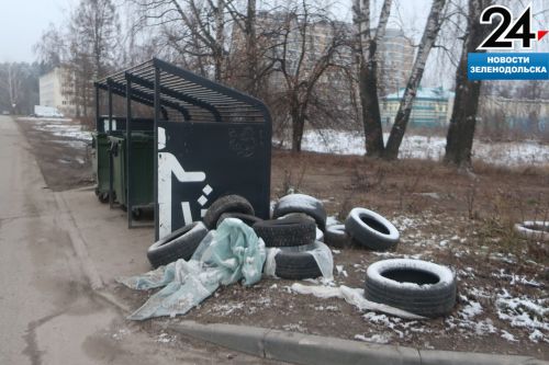 Дворы Зеленодольска заполнили старые автопокрышки