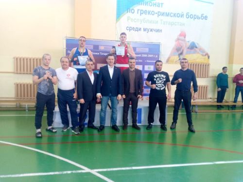 Зеленодольские спортсмены первенстве РТ по боксу завоевали золотую и две серебряные медали