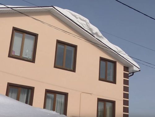 Почему передвигаться пешеходам на Поле чудес после снегопадов стало небезопасно?