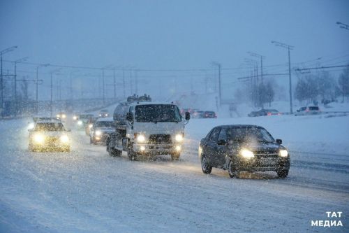 Автоинспекторы напомнили татарстанским водителям и пешеходам об осторожности в метель