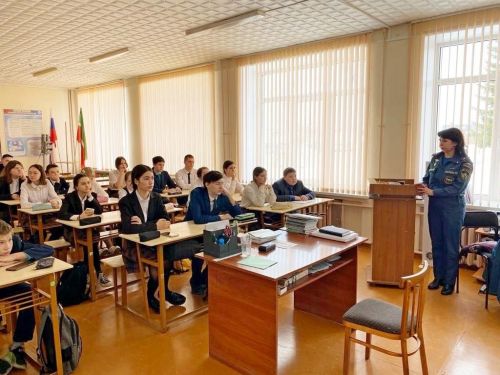 Сотрудники МЧС рассказали юным зеленодольцам, как правильно себя вести в режиме ЧС и что брать с собой при экстренной эвакуации