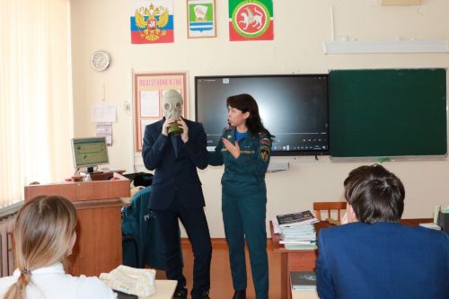Сотрудники МЧС рассказали юным зеленодольцам, как правильно себя вести в режиме ЧС и что брать с собой при экстренной эвакуации