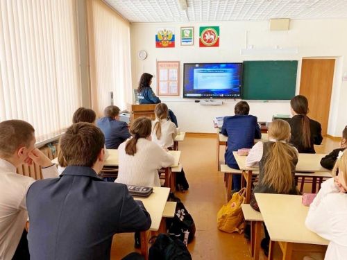 Сотрудники МЧС рассказали юным зеленодольцам, как правильно себя вести в режиме ЧС и что брать с собой при экстренной эвакуации