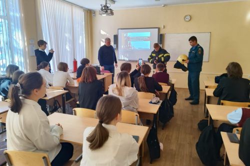 Зеленодольские сотрудники МЧС рассказали юным зеленодольцам о правилах борьбы с возгоранием и пожаром в домашних условиях