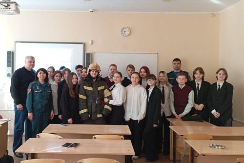 Зеленодольские сотрудники МЧС рассказали юным зеленодольцам о правилах борьбы с возгоранием и пожаром в домашних условиях