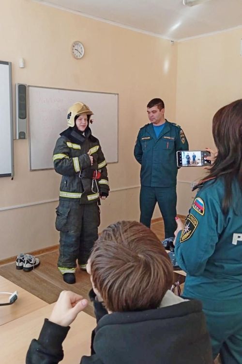 Зеленодольские сотрудники МЧС рассказали юным зеленодольцам о правилах борьбы с возгоранием и пожаром в домашних условиях