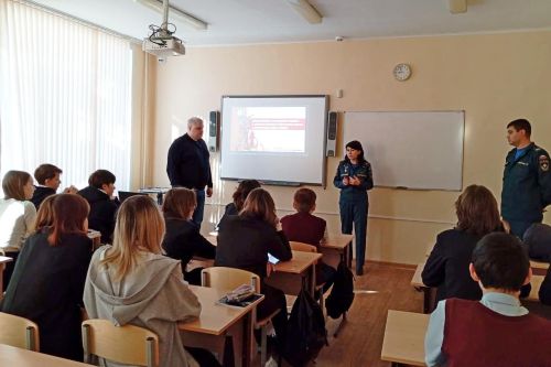 Зеленодольские сотрудники МЧС рассказали юным зеленодольцам о правилах борьбы с возгоранием и пожаром в домашних условиях