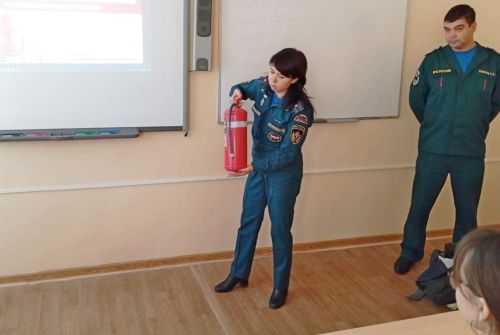 Зеленодольские сотрудники МЧС рассказали юным зеленодольцам о правилах борьбы с возгоранием и пожаром в домашних условиях