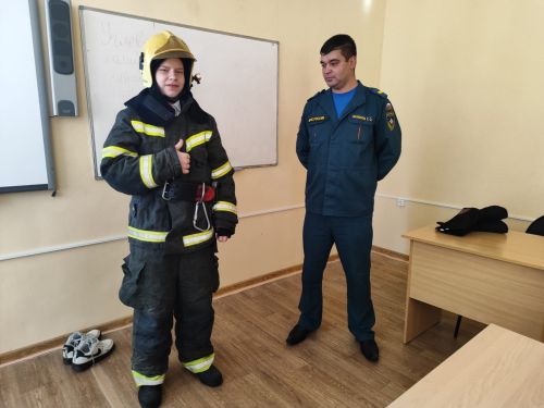 Зеленодольские сотрудники МЧС рассказали юным зеленодольцам о правилах борьбы с возгоранием и пожаром в домашних условиях