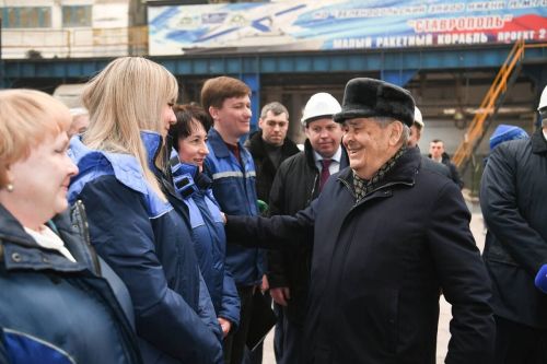 Госсоветник Татарстана Минтимер Шаймиев оценил производство на заводе им.Горького и пообщался с заводчанами