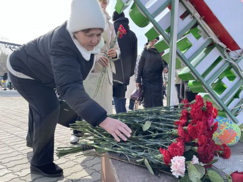 В Зеленодольске к стихийному мемориалу жертвам теракта в подмосковном «Крокус Сити Холле» люди возлагают цветы