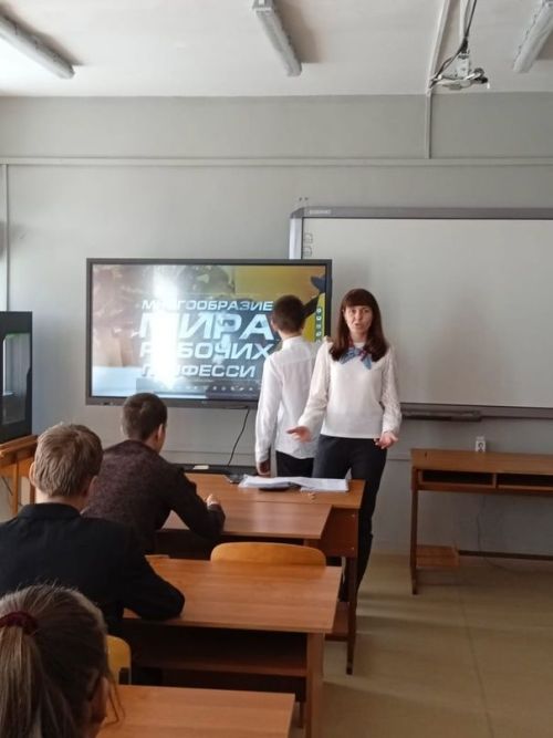 Специалист Центра занятости Зеленодольска провела профориентационное мероприятие «Выбор профессии» для учащихся 8-11 классов Большеключинской школы