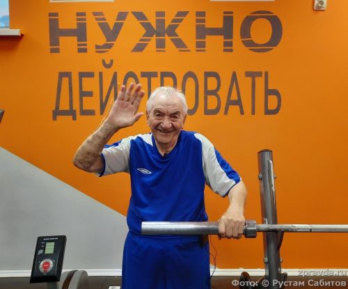 «Пришёл скрюченный, а сейчас распрямил спину»: 92-летний Хафиз Шакиров занимается в «качалке» на силовых тренажерах