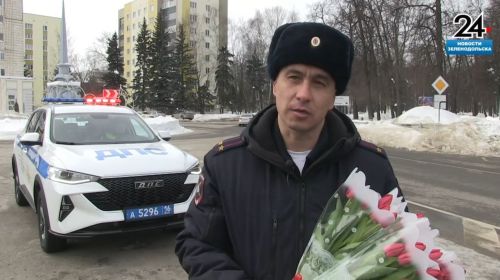 Зеленодольских автоледи с наступающим 8 марта поздравили сотрудники ГИБДД
