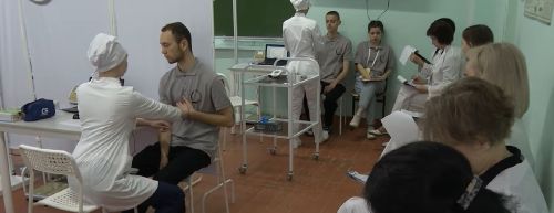 15 студентов и школьников собрались в Зеленодольском медицинском колледже, чтобы показать свои навыки спасения жизни людей