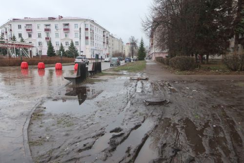 Нам пишут: на Театральной площади бардак