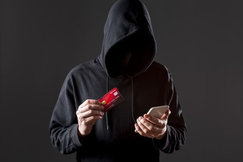 Аферисты получили доступ к счету женщины через ее дочь