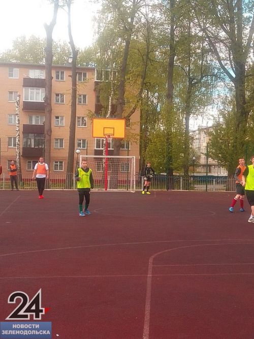 Дружеский матч по мини футболу прошел на спортивной площадке зеленодольской гимназии №5