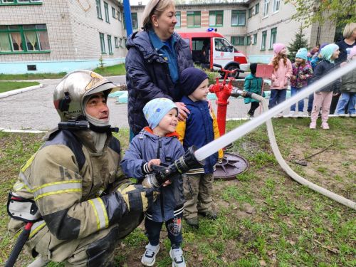 Сотрудники МЧС провели урок по пожарной безопасности в детском саду «Аленушка» города Зеленодольска