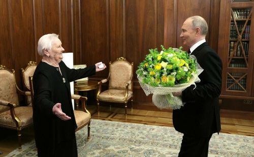 После инаугурации президент провел трогательную встречу с своей школьной учительницей