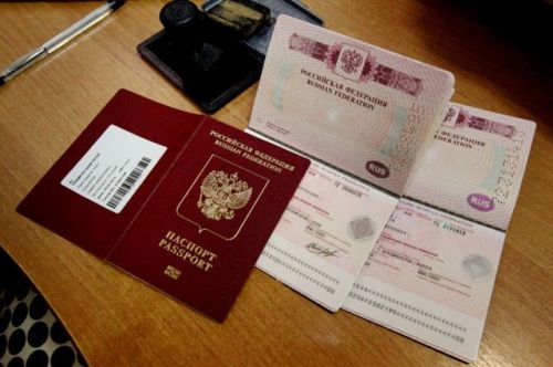 У жителей России все чаще забирают загранпаспорта на границе