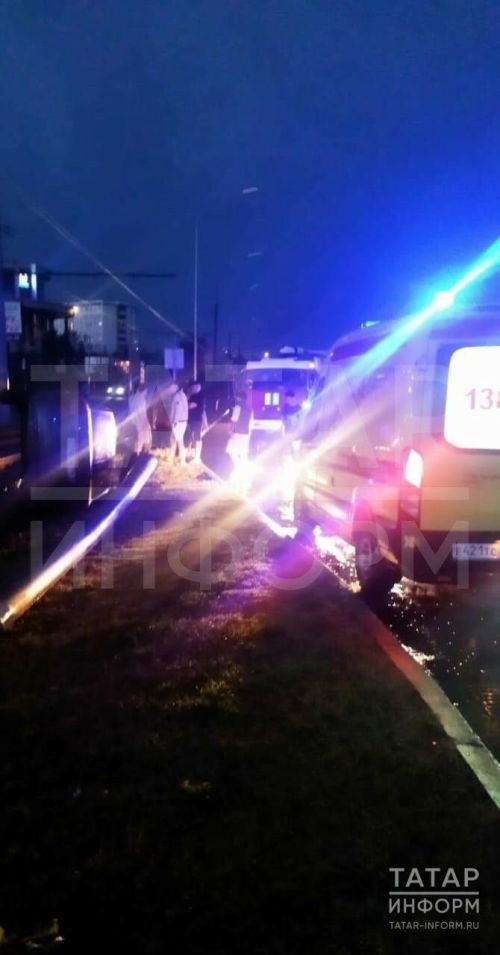 В Набережных Челнах автомобиль перевернулся, врезавшись в опору ЛЭП