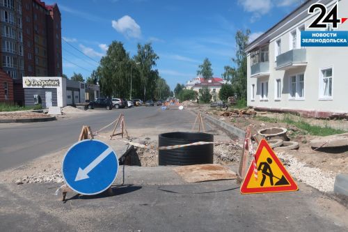 На улице Карла Маркса в Зеленодольске одновременно идёт ремонт дороги и канализационных колодцев