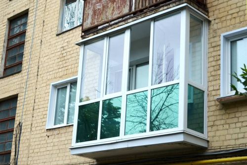 С 1 июля застекленные балконы будут под запретом: их заставят снять и не разрешат сделать заново