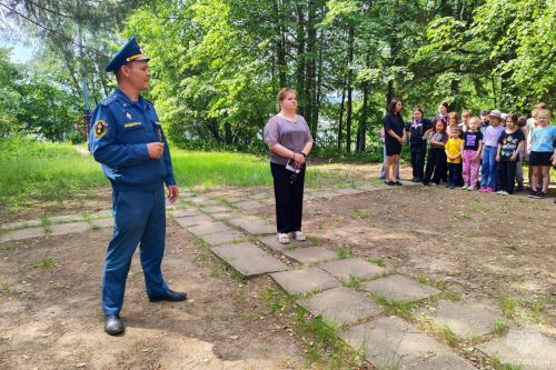 Сотрудники МЧС проводят занятия в загородных детских лагерях
