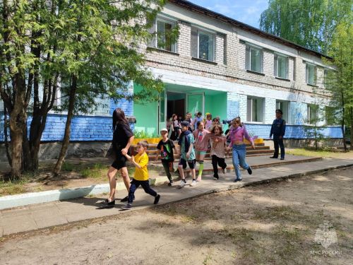 Сотрудники МЧС проводят занятия в загородных детских лагерях
