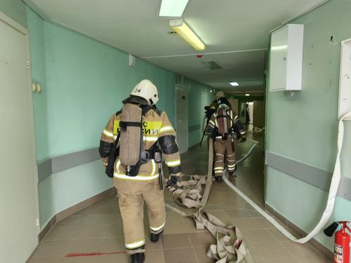 Без дыма и огня: Зеленодольские пожарные провели учения на здании терапевтического корпуса ЦРБ Зеленодольска