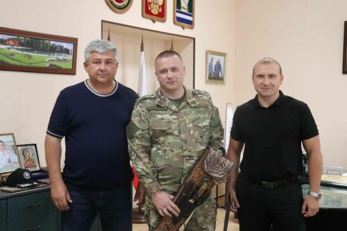 Глава Зеленодольского района Михаил Афанасьев встретился с одним из танкистов, освободивших поселок в ДНР