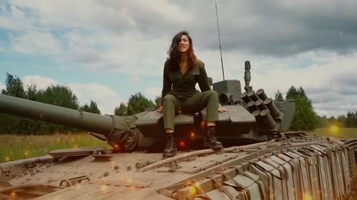 «Малай в зеленом танке»: молодая татарстанская певица создала патриотичный клип для бойцов СВО