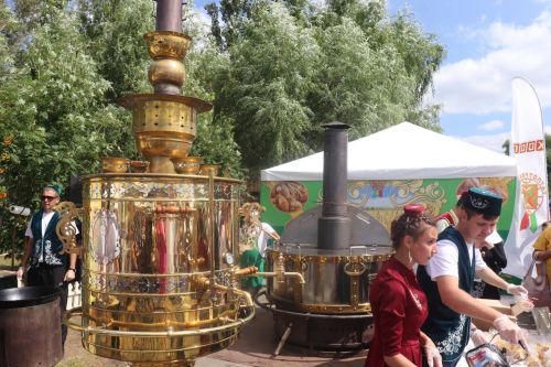 Зеленодольск привез частичку Татарстана в Омск: на Иртыше празднуют Сабантуй!