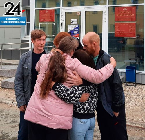 «Мы едем на СВО по зову сердца...» В Зеленодольске проводили контрактников на военную службу