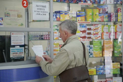 Льготникам нужно сделать выбор между деньгами и бесплатными лекарствами