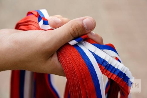 В День флага России казанские семьи устроили необычный флешмоб