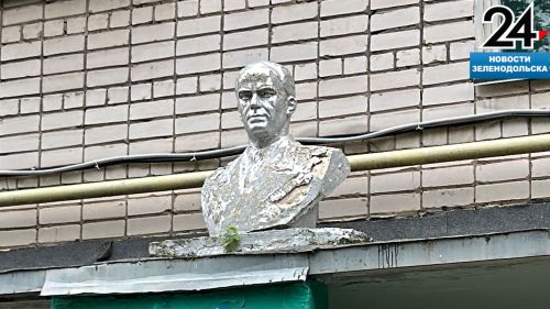 Обнаруженный на козырьке подъезда бюст обеспокоил жителей Зеленодольска