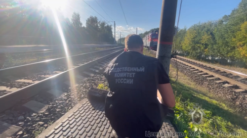В Зеленодольском районе поезд сбил женщину с малышом в коляске