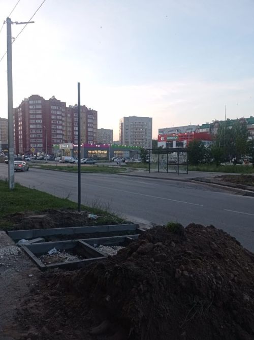 Жители Зеленодольского микрорайона Мирный жалуются на отсутствие лавочек и урн на улицах города