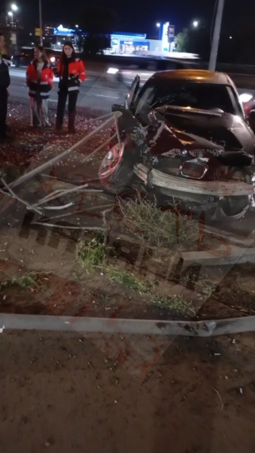 В Казани автомобиль на полной скорости врезался в остановку