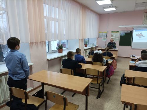 В зеленодольской школе ребят учили правильно обращаться со снегоходом