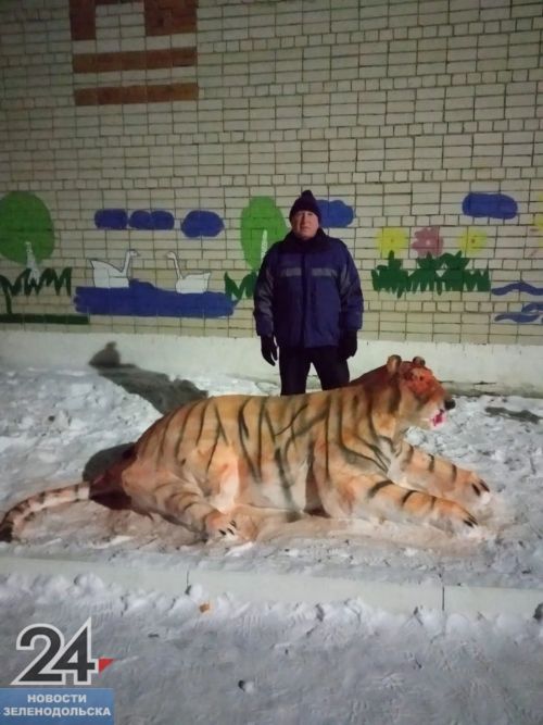 Житель села Большие Яки Ильгиз Назыров слепил из снега символ 2025 года