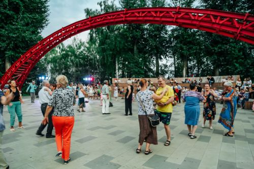 В Зеленодольске по субботам в парке проходят танцевальные вечера