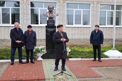 В деревне Татарское Танаево открыли бюст почетному гражданину Зеленодольского района Талгату Гиниятуллину