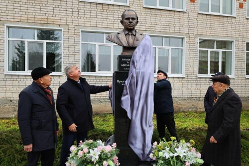 В деревне Татарское Танаево открыли бюст почетному гражданину Зеленодольского района Талгату Гиниятуллину